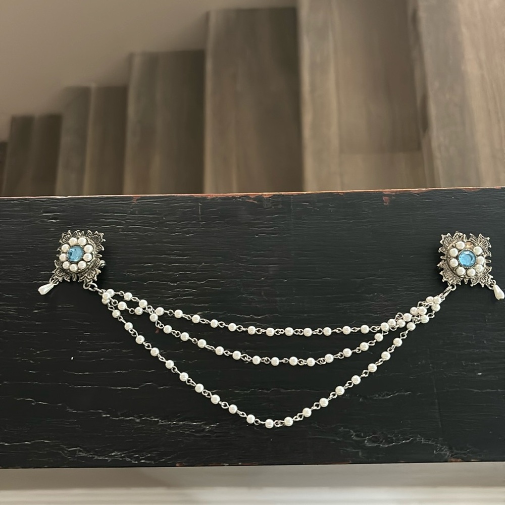 Pearl & Stone Silver tone collar accessory.